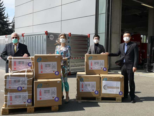 托馬斯·拉貝和海德堡市政府代表接受物資捐贈(zèng) 圖片