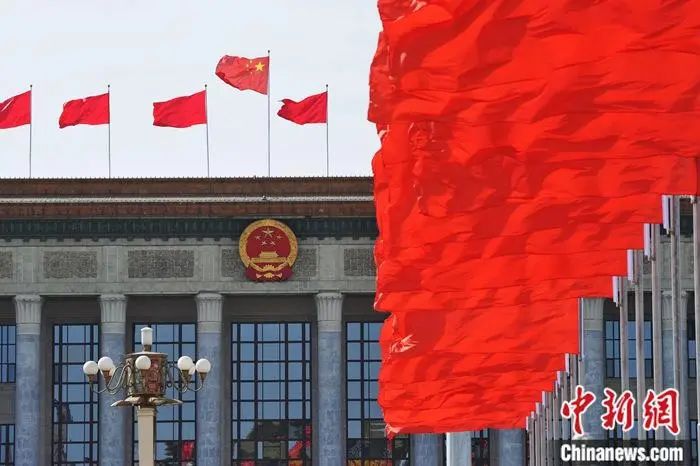 人民大會(huì)堂前紅旗飄飄。 人民大會(huì)堂前紅旗飄飄。